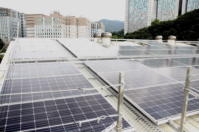有不少廠商會在屋頂裝設太陽能板，夏天可以降低室內溫度。報系資料照，記者魏翊庭／攝影