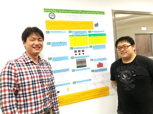 林彥多助理教授（右）與研究助理鍾信成於研究室合影。（圖／嘉義大學提供）