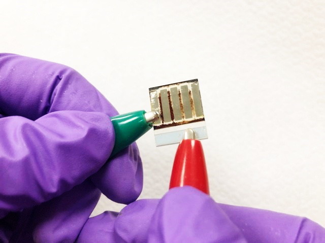 林彥多助理教授研發新型電洞傳輸層應用於鈣鈦礦電池元件。（圖／嘉義大學提供）