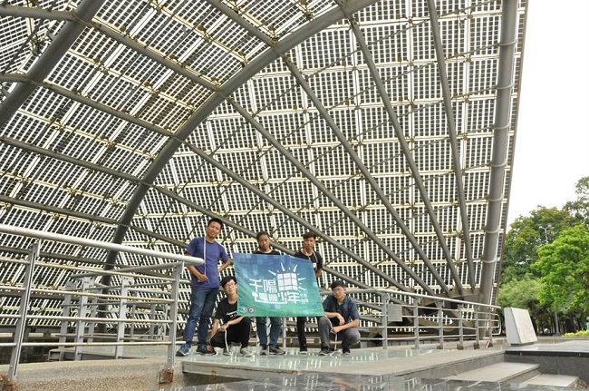 來自正修科大5位青年組成的「千陽電機少年」團隊，在台灣各地傳播太楊光電知識。（教育部提供）