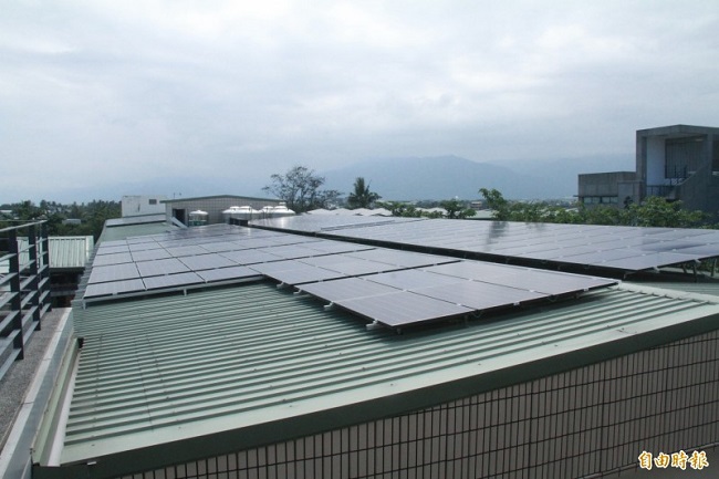 推動綠能，台東縣政府補助家戶屋頂設置太陽能光電發電系統。（記者張存薇攝）