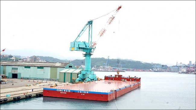 台船打造的「台船15號」可載運重達二萬三千噸的風機設備。（台船提供）