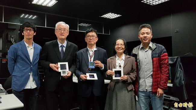 中央大學新世代光驅動電池模組研究中心主任吳春桂（右）和助理教授陳家原（左）。（記者簡惠茹攝）