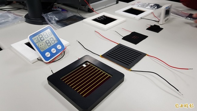 中央大學不僅開發出新世代弱光太陽能電池，比矽晶太陽能電池室內發電功率高50%，室內照明20分鐘就能充飽智慧型手機。（記者簡惠茹攝）