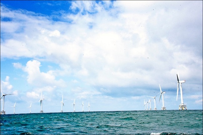 ▲英國開發離岸風力成熟，外海風機林立，明年彰化縣芳苑外海也將出現21架風機，圖為英國外海風場景象。（彰化縣政府提供）