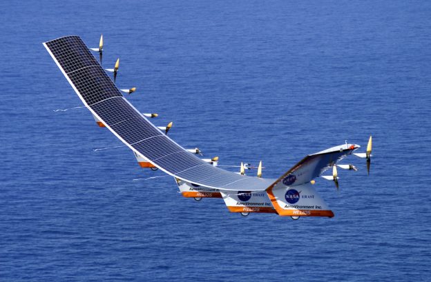 圖為 NASA 的太陽能無人機 Helios 原型，雖然看不出來但翼展長達 75 公尺，比波音 747 還要寬