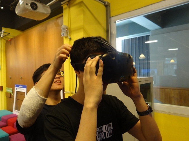 戴上VR眼罩帶領進入虛擬情境，像置身在海上離岸風電現場，體驗風的偉大。記者蔡維斌／攝影