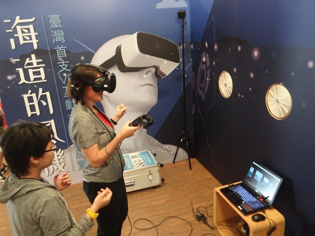 德國在台協會副代表施碧娜戴上VR眼罩帶領進入虛擬情境，像置身在海上離岸風電現場，體驗到風的偉大。記者蔡維斌／攝影