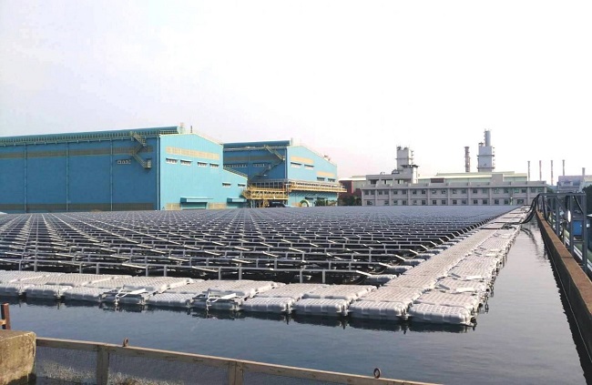 中鋼廠區水面型太陽能光電系統，水面上是太陽光電，水面下是引進的都汙再生水，皆意涵中鋼重視環境永續及善盡企業社會責任。(圖/中鋼公司提供)