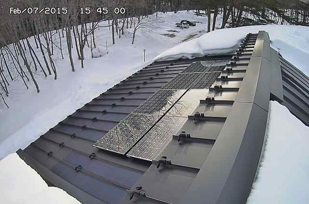 會發熱的太陽能板，配備降雪感測器，一察覺到就會自動發熱除雪。圖片來源：環境システムヤマノ