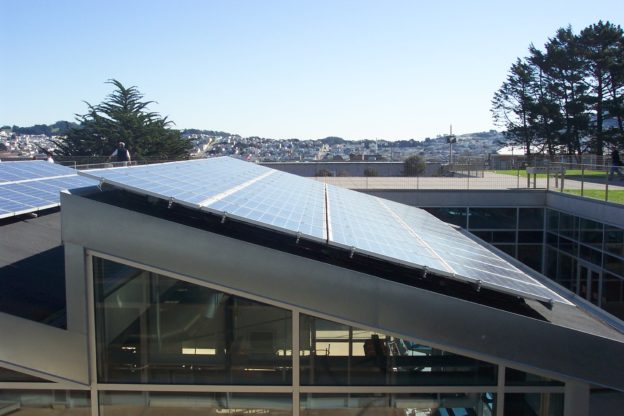 自家屋頂裝設太陽能板