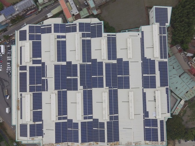 圖為啟翔輕金屬科技公司提供全區廠房屋頂，打造桃園最大光電屋頂。