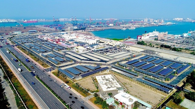 圖為Mitsui Outlet Park台中港4.6MW屋頂型太陽光電。圖／永鑫能源提供