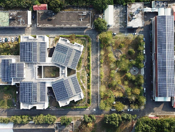 岡山榮家響應高雄市政府「百座世運光電計畫」，在建築物上裝設太陽能光電板，估計年發電量可達127萬多度