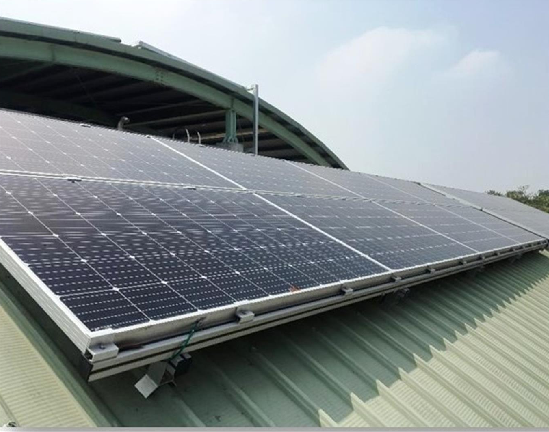 岡山榮家建築物屋頂提供民間廠商裝設太陽能板，設置規模相當一座高雄世運主場館