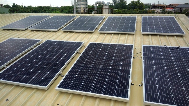 「六心廚房」屋頂架設完成太陽能發電設備，每年可省逾2萬元電費，對減少開銷不無小補。圖/葉宜津服務處提供