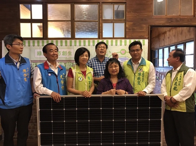 台灣再生能源推動聯盟等團體舉辦綠能工作坊，今帶領學員親手為公益組織台南六甲「六心廚房」架設太陽能發電設備。圖/葉宜津服務處提供
