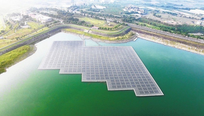 高雄市阿公店水庫是台灣第一座水庫太陽光電廠。 工研院綠能所／提供