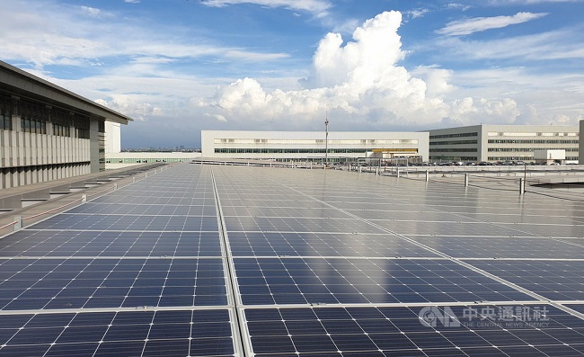 華航今年3月於桃園總部模擬機訓練大樓屋頂裝置太陽能光電設施，預計年發電達12萬度，加速支持台灣再生能源。（華航提供）中央社記者韋樞傳真