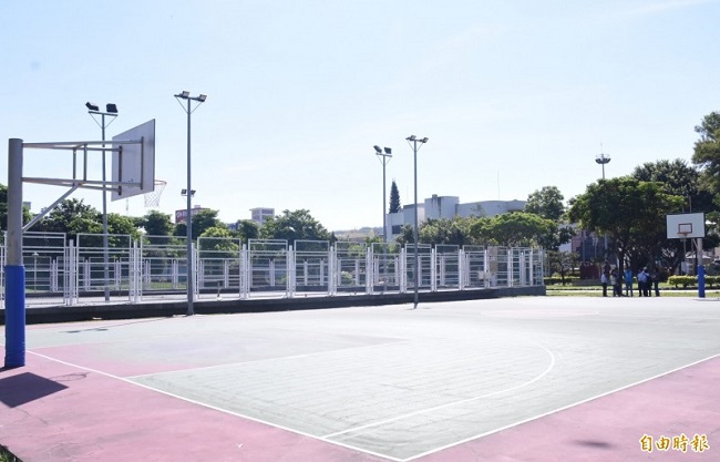 位於花蓮市區精華路段的中山公園，目前僅有露天網球場及籃球場各一座，逢雨球友只能悻悻然離場，目前市公所有意改造成能有遮雨功能的綠能球場。（記者王峻祺攝）