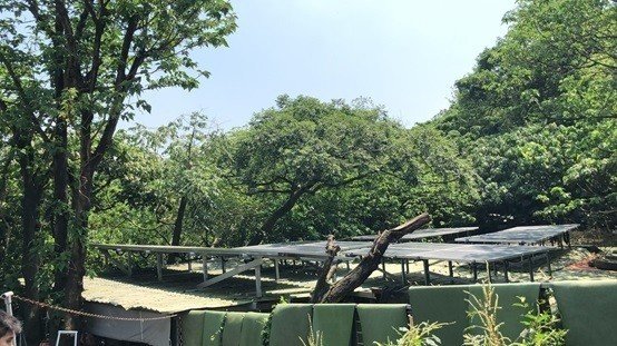 綠能業者們合力為卓媽媽流浪狗之家的屋頂建造太陽能電廠的全景。 日益能源／提供