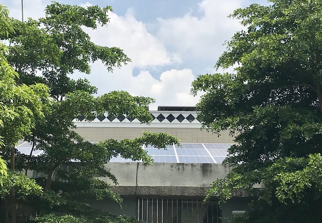 屏東新來義部落活動中心屋頂，設有400片99.6峰瓩太陽能系統。記者江國豪／攝影