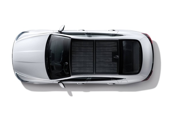 Sonata Hybrid為首款標配太陽能車頂充電技術的車型，在每天充電6小時的情況下，每年可增加1,300公里的行駛里程。