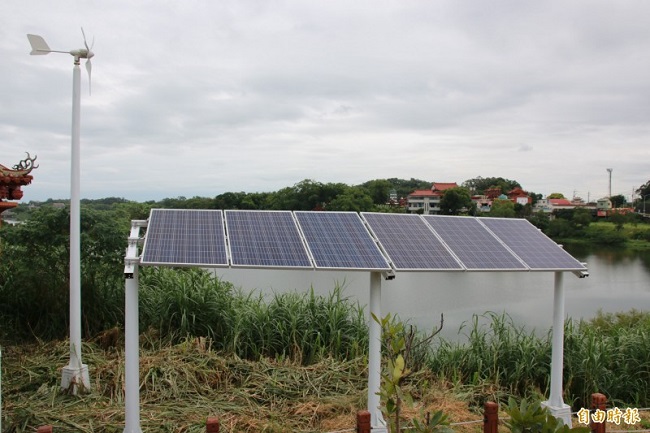 龍昇社區於大潭湖畔建置縣內第一座「風光互補」綠能減碳設備，以綠能方式提供環湖路燈發電照明。（記者鄭名翔攝）