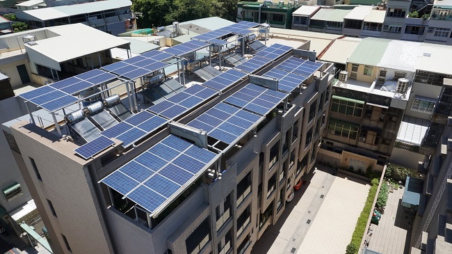 為推動綠能，經濟部工業局藉由「都市型工業區更新立體化發展方案」，給予在屋頂設置太陽光電設備面積達50%以上者，享有2%容積獎勵，若再搭配「ISO 50001能源管理系統」及「建築整合型太陽光電發電設備」認證，最高共可獲得5%容積獎勵。圖／高雄市工務局提供