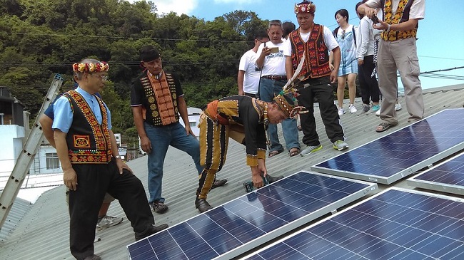 在專業水電工程師的指導下，達魯瑪克部落社區活動中心屋頂成功裝設了20塊太陽能板。攝影：賴慧玲。