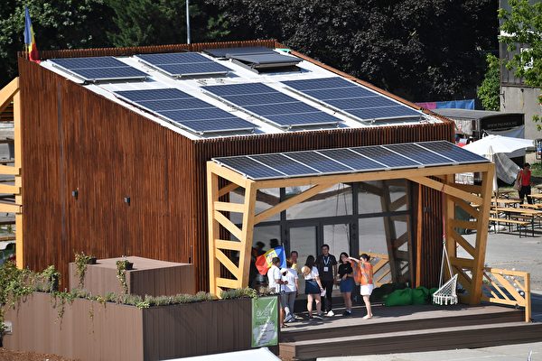 總部位於波特蘭的第三期光電公司把太陽能電池板組裝到預製房屋的設計，獲得了美國製造太陽能獎。圖為一間裝有太陽能板的房屋。（ATTILA KISBENEDEK/AFP/Getty Images）