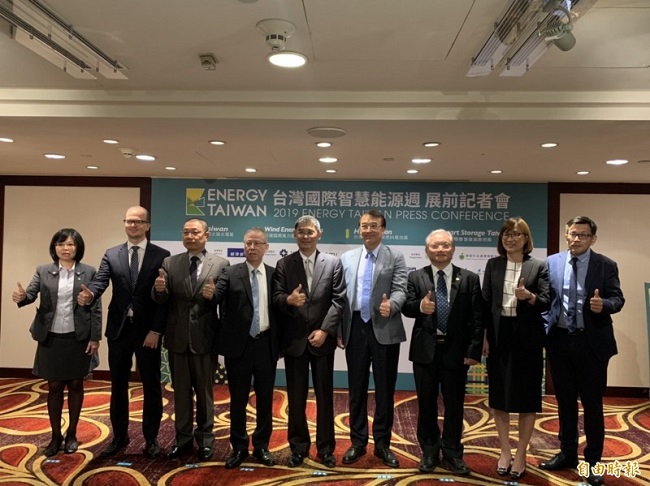 SEMI台灣區總裁曹世綸（右一）表示，《太陽光電公共政策建言書》中台灣民眾78.4%支持政府能源轉型政策、八成支持太陽光電。（記者張慧雯攝）