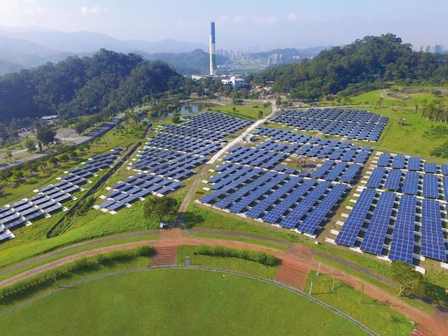 再生能源可為台灣帶來新能源、新商機、新就業三大契機，讓綠能變黃金。圖為全台首座掩埋場變身太陽能電廠的「台北能源之丘」。圖／本報資料照片