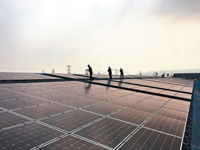 《再生能源發展條例》明訂未來用電大戶須設置或購買一定比率的綠電，屋頂式太陽光電將是最多用電大戶選擇。 本報系資料庫