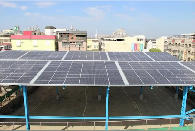 屏東校園內的太陽能光電風雨球場。圖／屏東縣政府提供