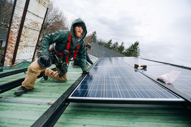 安裝中的太陽能板。照片來源：Stephen Yang / The Solutions Project