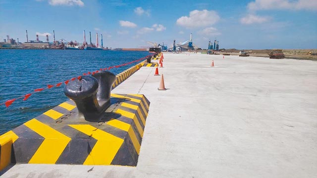 台中港106號離岸風電產業作業重件碼頭已完工，創下台中港最長重件碼頭紀錄。（陳淑娥攝）