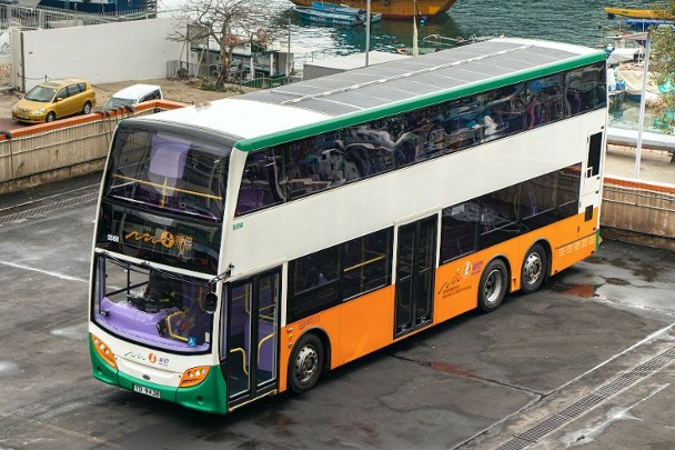 新巴城巴研發的首輛太陽能裝置雙層巴士，今日(5日)起投入服務。