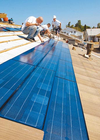 工研院2030願景藍圖，綠能為研發重點。圖為工人在屋頂安裝太陽能板。（美聯社）