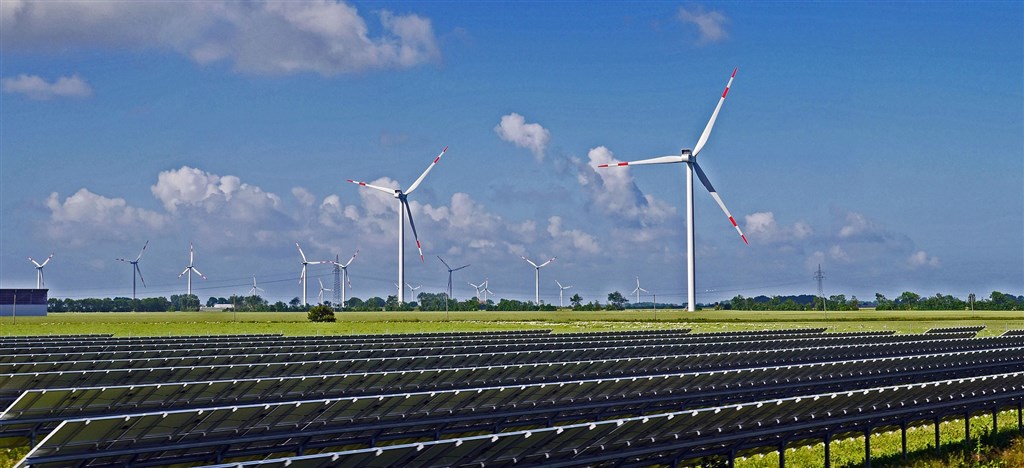 根據13日發表的分析報告，風力發電與太陽能板在2020年上半年創下全球電力10%的新高紀錄。（圖取自Pixabay圖庫）