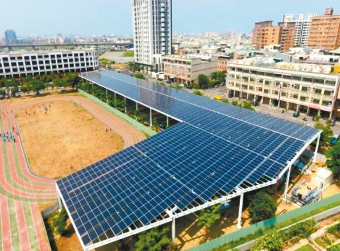 高雄鳳翔國中光電球場，太陽能板除可發電，也可替學生擋太陽。圖／教育部提供