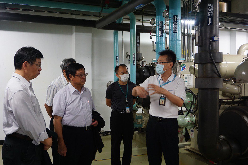 環保署長張子敬（左2）視察工研院綠能所磁浮離心式冰水機。圖／環保署提供
