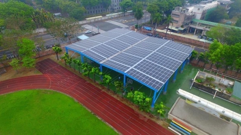左營高中太陽光電球場，屋頂鋪設1602片太陽能板。（左營高中提供）