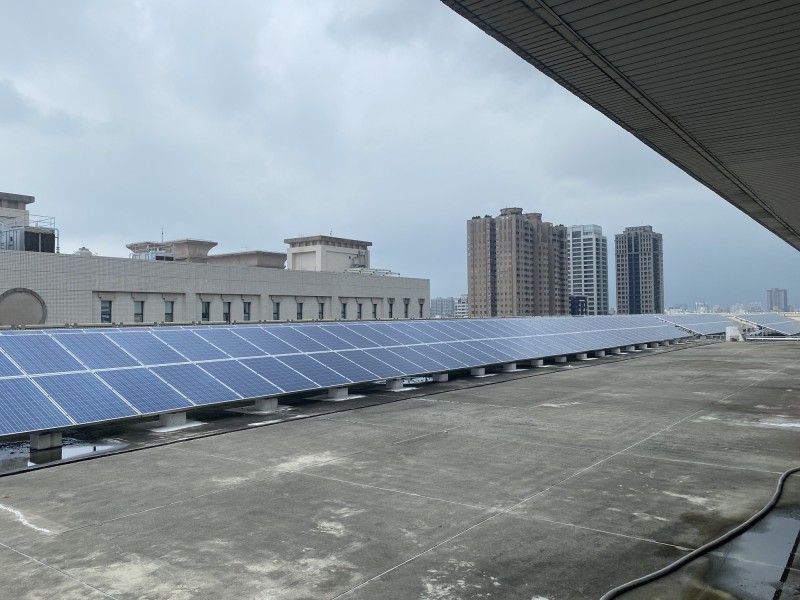 高雄市四維行政中心頂樓架設光電面板，供應樓層電力。（記者黃旭磊攝）