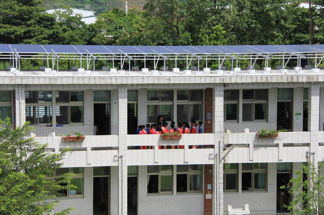 台東縣府7年前在新生國中等地設置太陽能發電板，近年可望逐漸產生收益。圖／縣府提供