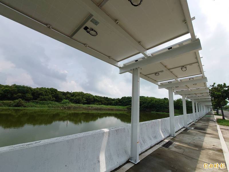 清水路台南第1條太陽光電自行車道，沿途有濕地綠林風光。（記者洪瑞琴攝）
