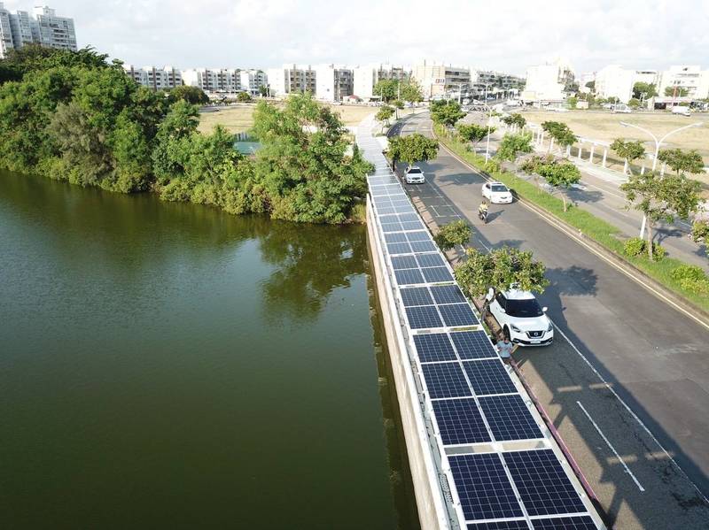 南市水利局在清水路打造南市第1條太陽光電自行車道。（圖由南市水利局提供）