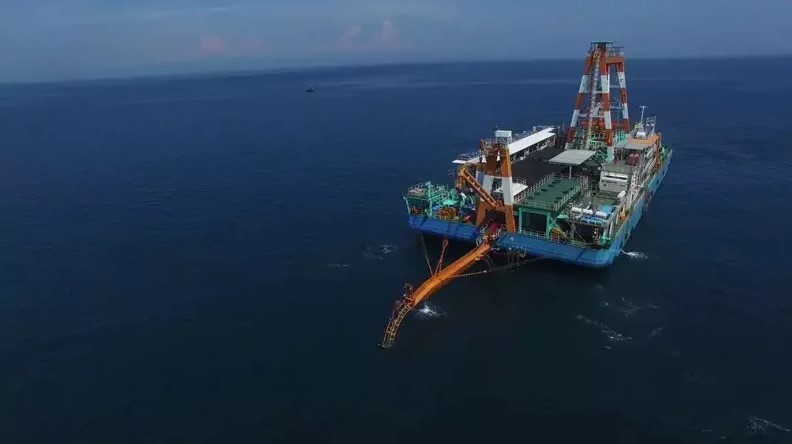 台澎海纜工程可將澎湖過剩綠能輸回台灣本島，是推動綠能發展的重要建設，圖為施工船佈設纜線的畫面。 圖／台電提供