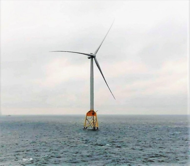 沃旭能源大彰化東南及西南第一階段離岸風場，首支風機於3月31日安裝成功。（記者黃佩君攝）