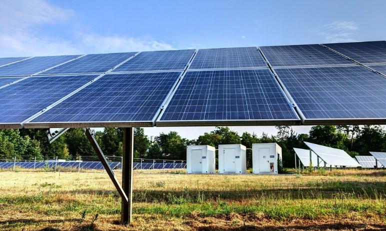 未來，再生能源將須搭配儲能。圖為德國卡爾斯魯厄理工學院（KIT）的校園太陽光電儲能設施。圖片來源：Walter Frasch, KIT
